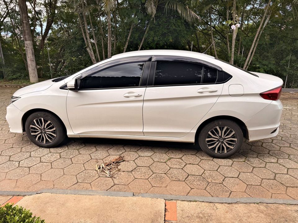 Carro executivo Honda City branco, vista lateral