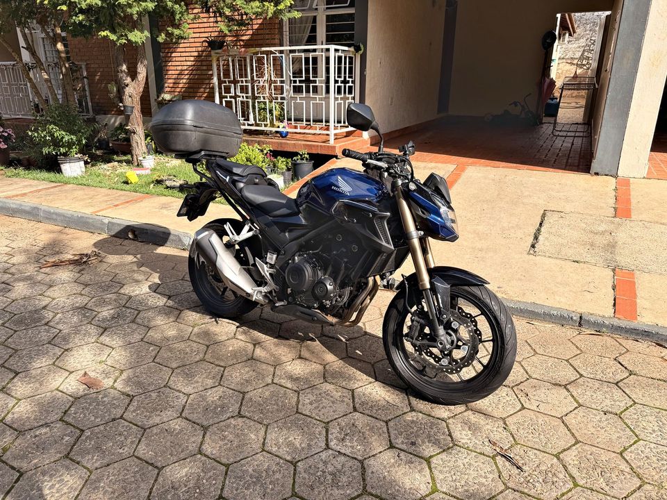Motocicleta Honda CB500 azul com baú, usada no motofrete