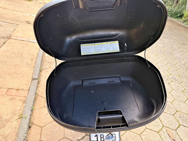 Baú da motocicleta para entregas