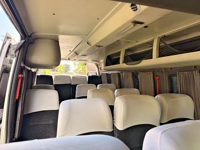 Interior da van com poltronas
